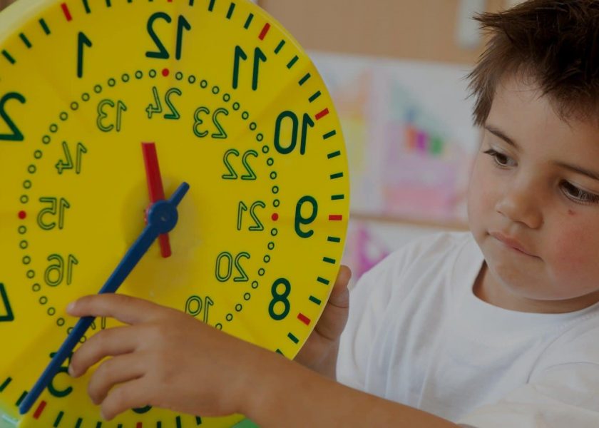 come insegnare l'orologio in inglese ai bambini