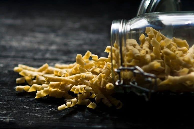 pasta cruda secca barattolo