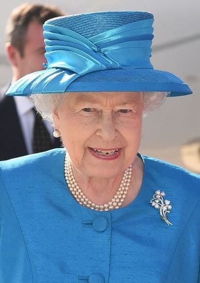 Regina Elisabetta in completo blu