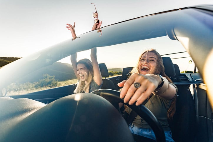 personas conduciendo un coche