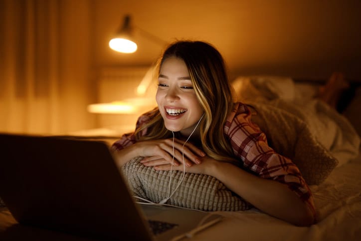 Mujer viendo películas en inglés