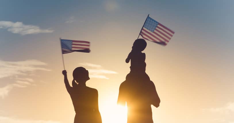 Personas con banderas de Estados Unidos