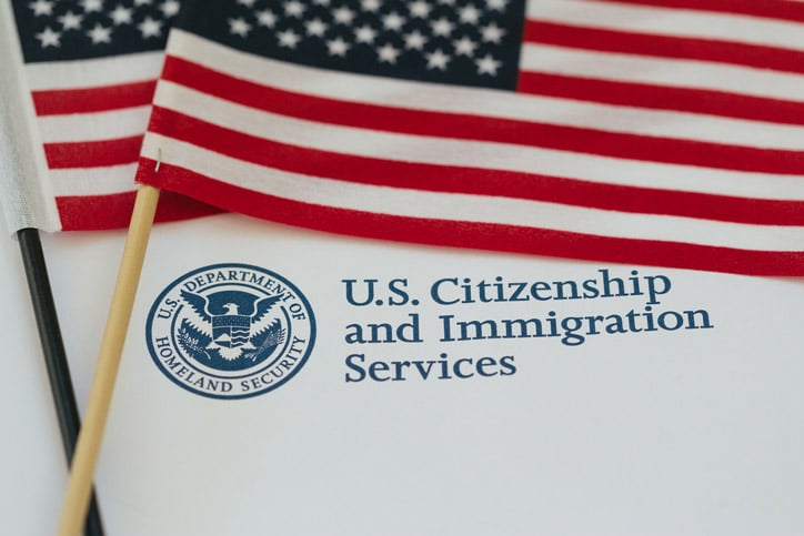Bandera de Estados Unidos y papeles sobre inmigración