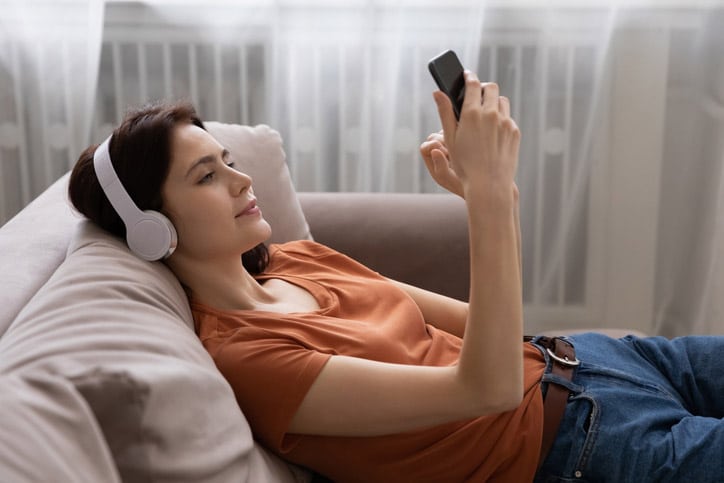 mujer escuchando musica con cascos