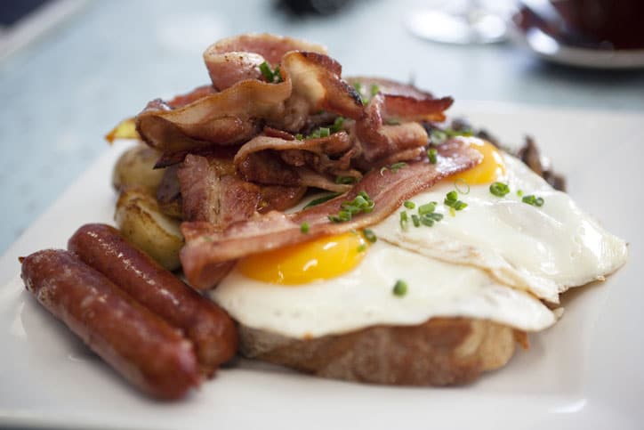 Desayuno huevos con bacon