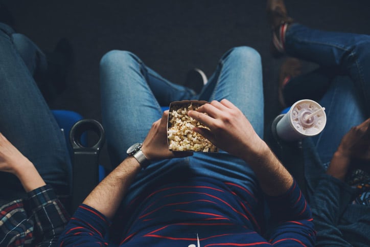 Hombre comiendo palomitas en el cine