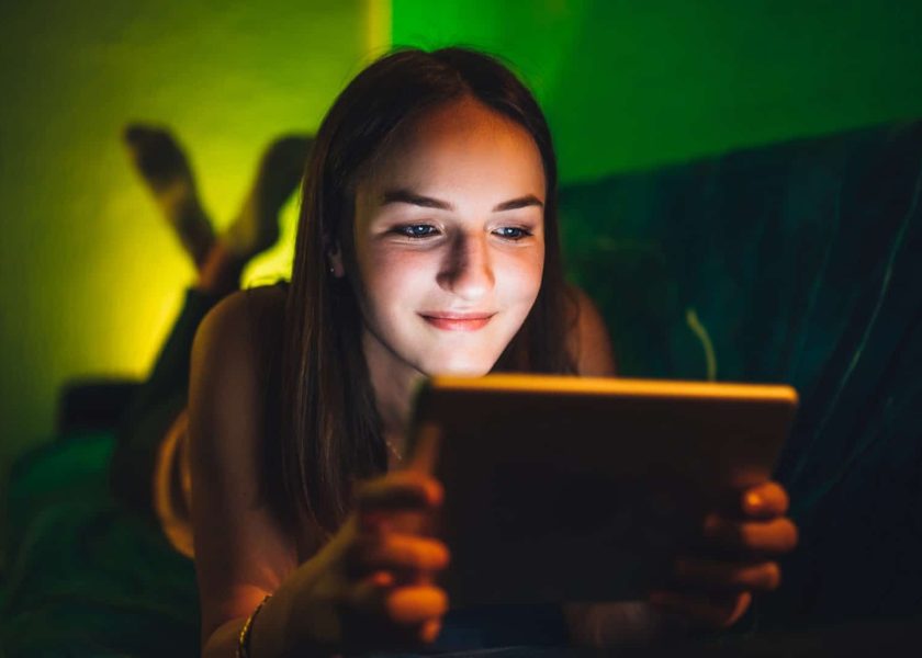 Chica viendo una película en su tablet