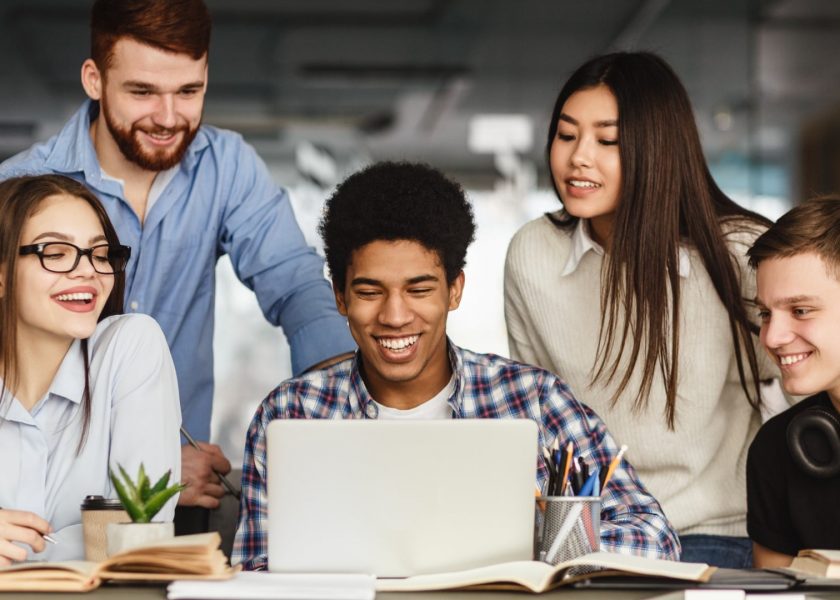university-students-doing-group-project-in-library-picture-id1168372624