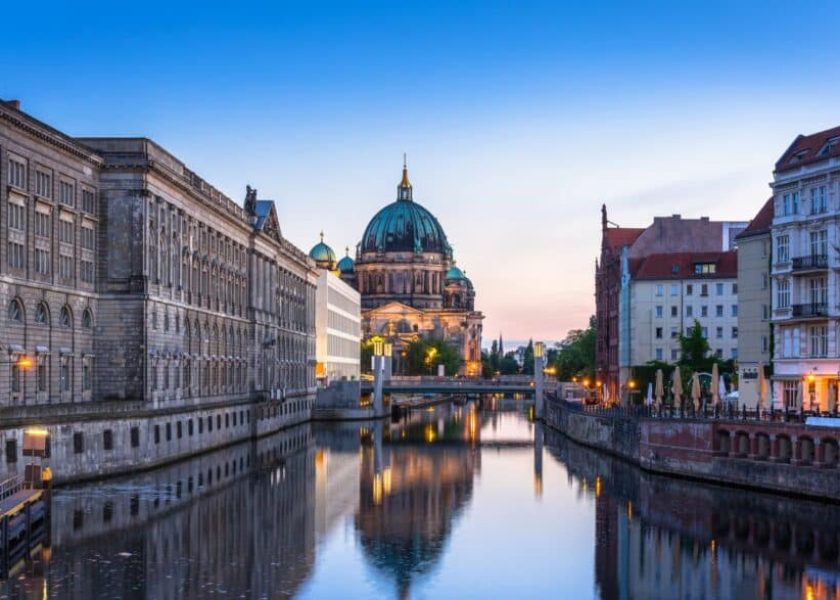 architecture-of-berlin-reflected-in-spree-river-picture-id894994034-1044×587