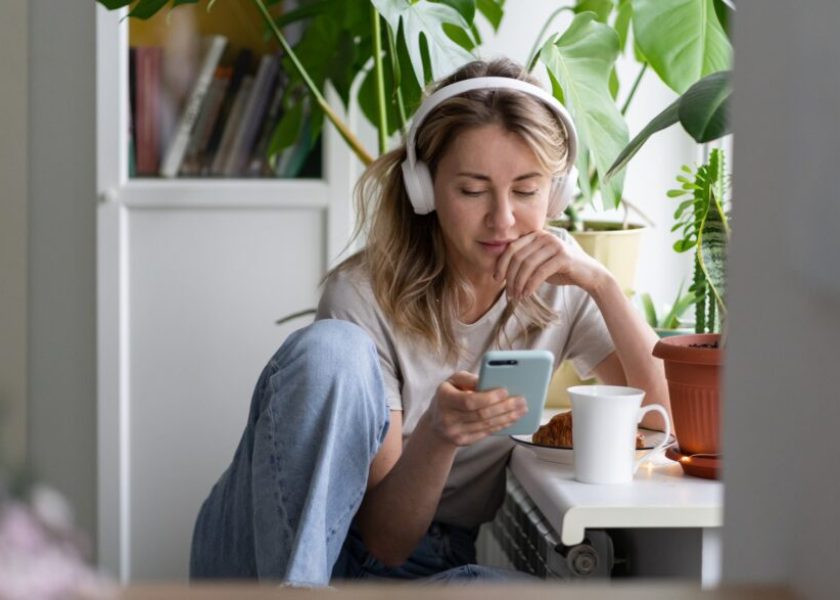 woman-listening-to-music-wear-wireless-white-headphones-using-mobile-picture-id1299480266-1044×587