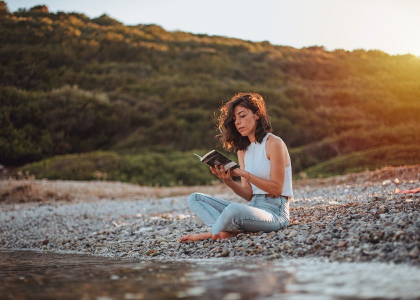 donna-che-legge-il-libro-e-si-rilassa-in-spiaggia.jpg_s=1024×1024&w=is&k=20&c=sYbYA3FZoqW0Mmn72KNqidw2b63TMcnFzr8NFMd3twY=