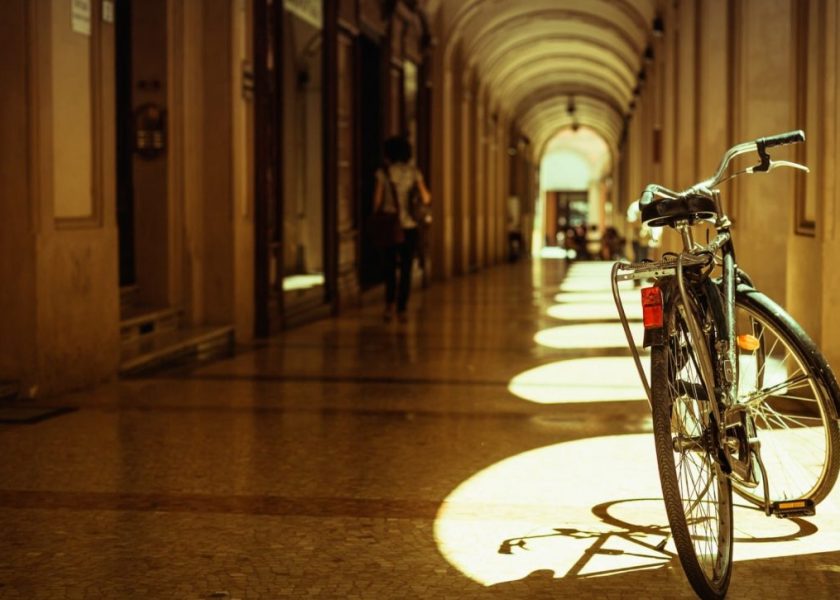 bycicle-along-the-streets-of-bologna-vintage-style-picture-id171365727-1-1170×725