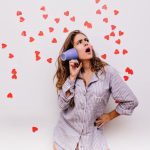 Red flag, gaslighting e love bombing: guida ai termini delle relazioni moderne
