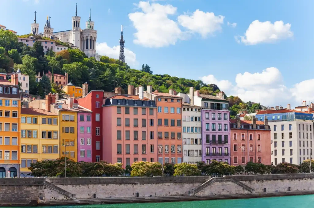 Vue panoramique de Lyon avec ses quartiers les plus populaires auprès des anglophones, expatriés et étudiants internationaux. La ville attire chaque année de nombreux professionnels étrangers grâce à sa qualité de vie, son dynamisme économique et son environnement international.
