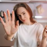 Cosa significano red flag, gaslighting e love bombing?